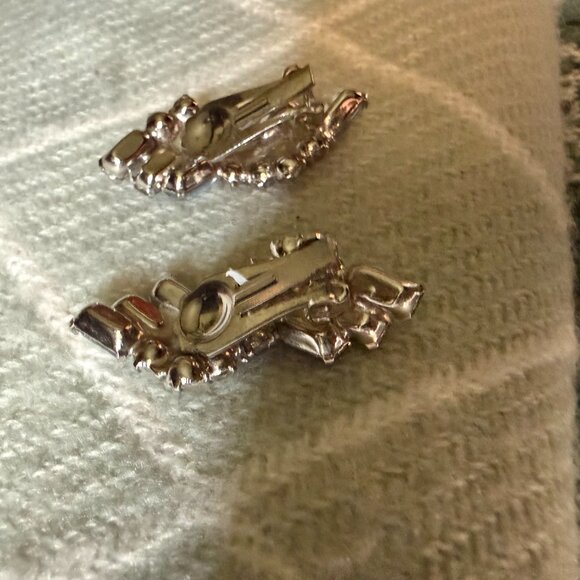 VINTAGE CLIP ON EARRINGS - Picture 3 of 3